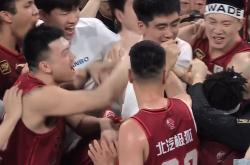 开云体育下载-篮板争夺战激烈上演赢得欢呼