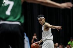 开云下载-国内篮球联赛展现出色技艺，赛场上风起云涌