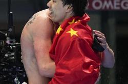 开云体育app-游泳男子蛙泳赛场上英姿飒爽，夺得奖牌