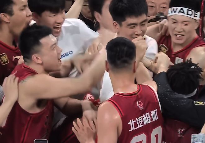 篮板争夺战激烈上演赢得欢呼