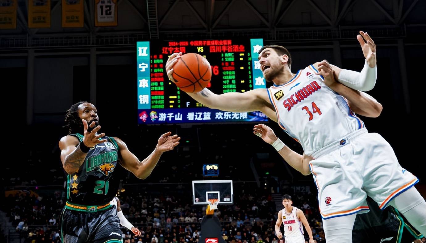 篮板争夺战激烈上演赢得欢呼