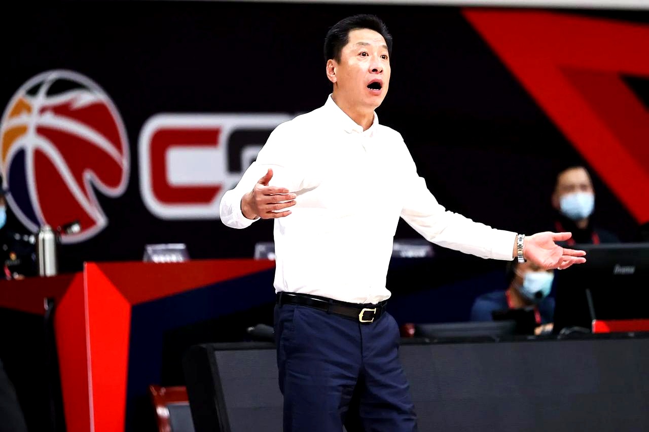 一位老将在比赛中表现出色，引发了许多热议