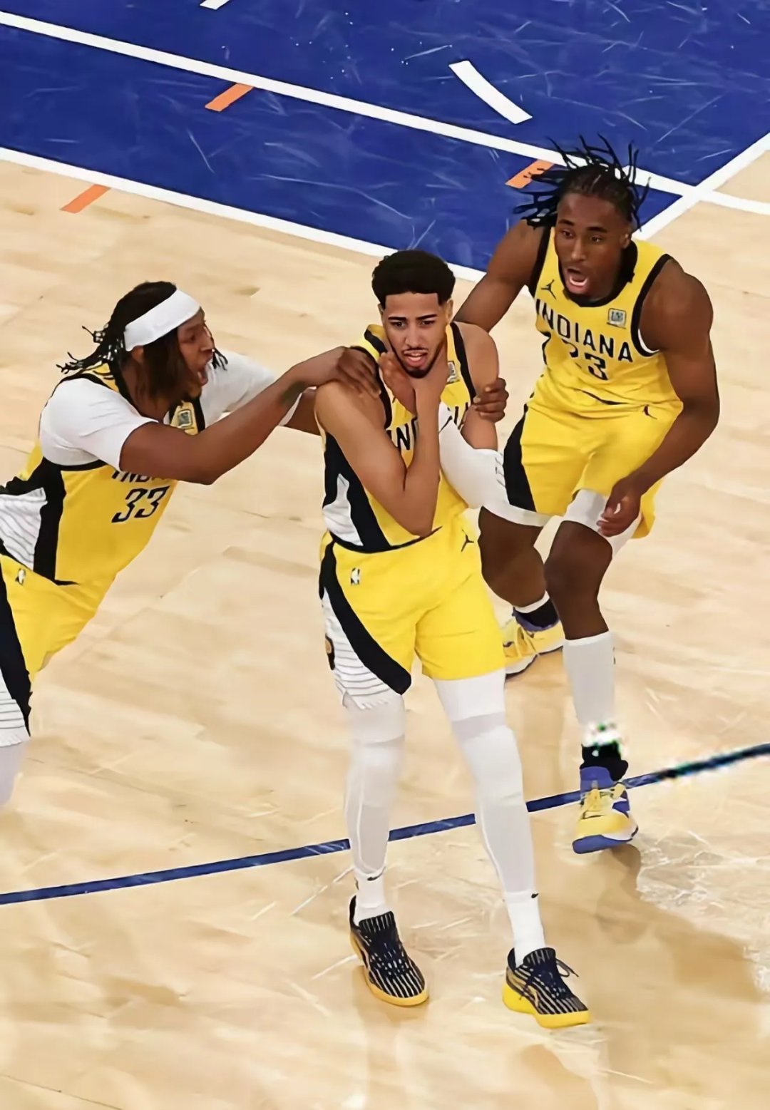 步行者队员努力拼搏逆袭胜出