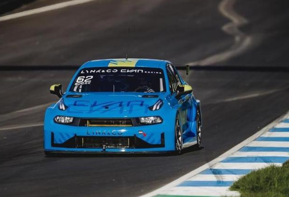 布加勒斯特滑雪选手实力过人，领先群雄