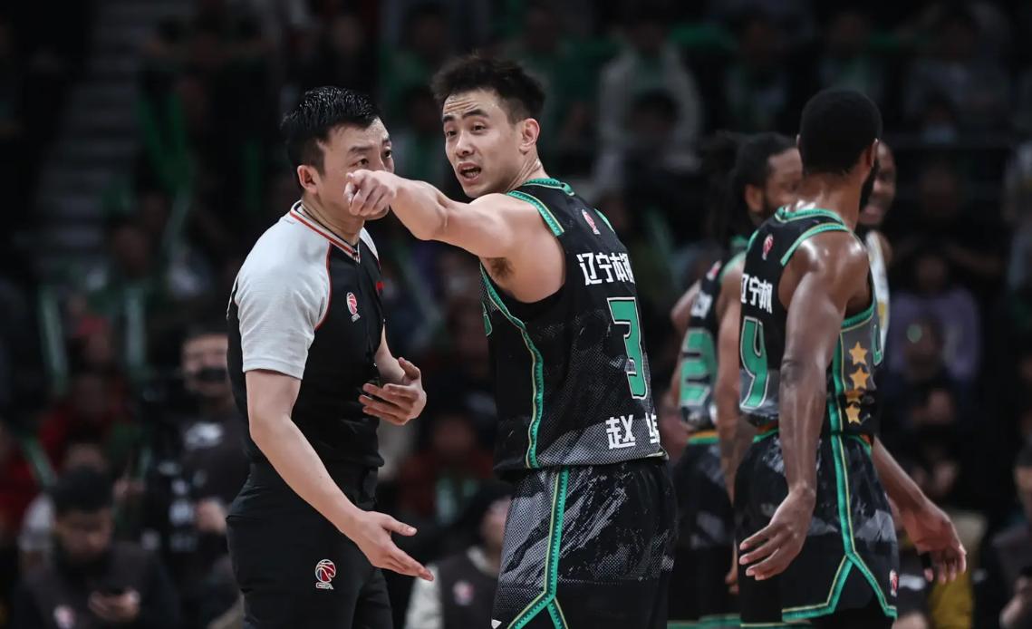 包含湖南队迎来连胜，稳居积分榜前列的词条