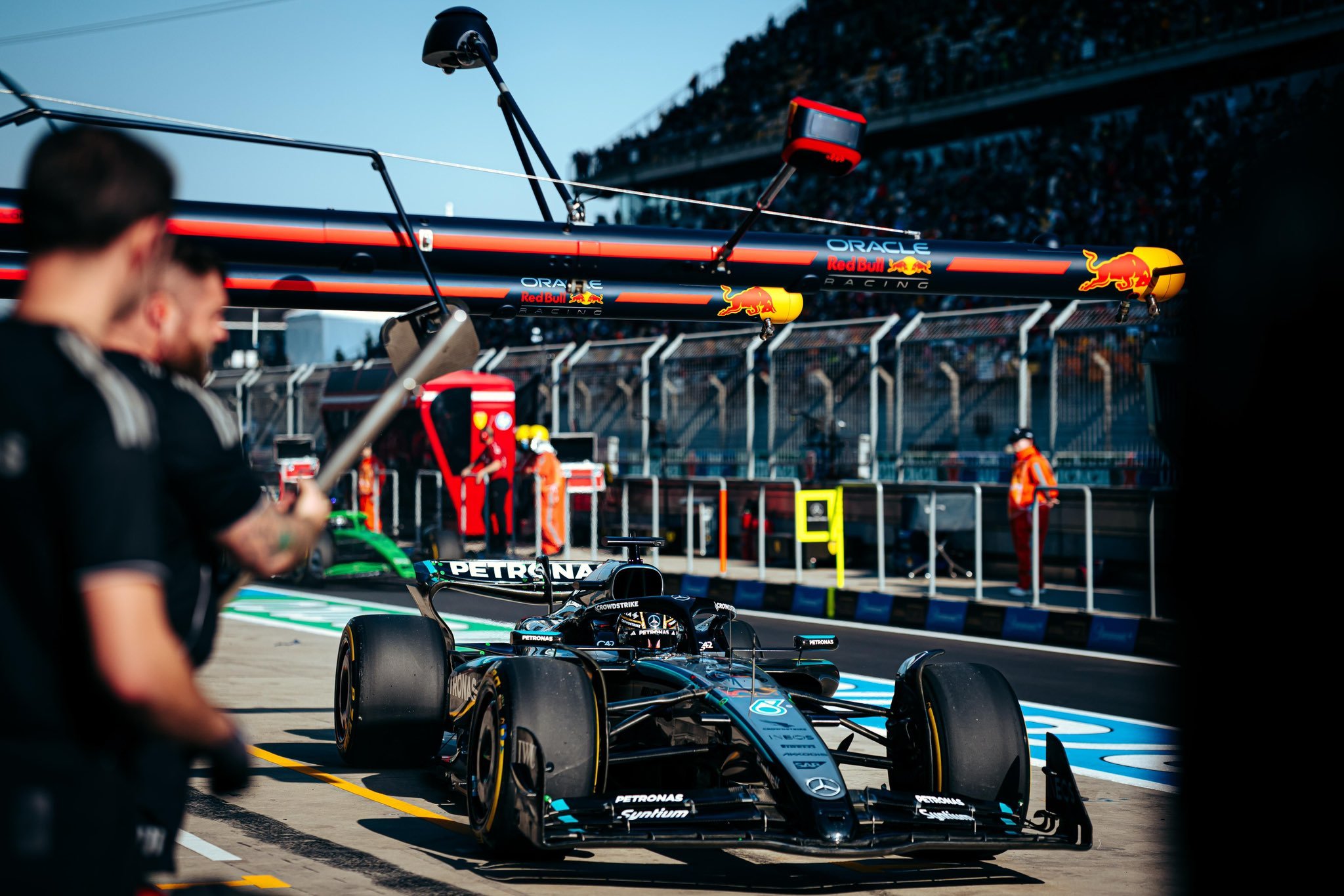 梅赛德斯力克阿斯顿马丁，拉塞尔统治全场的简单介绍